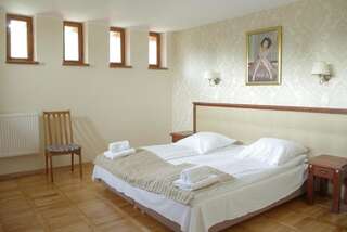 Отель Hotel Zamek Karnity Миломлын Двухместный номер с 1 кроватью или 2 отдельными кроватями-1